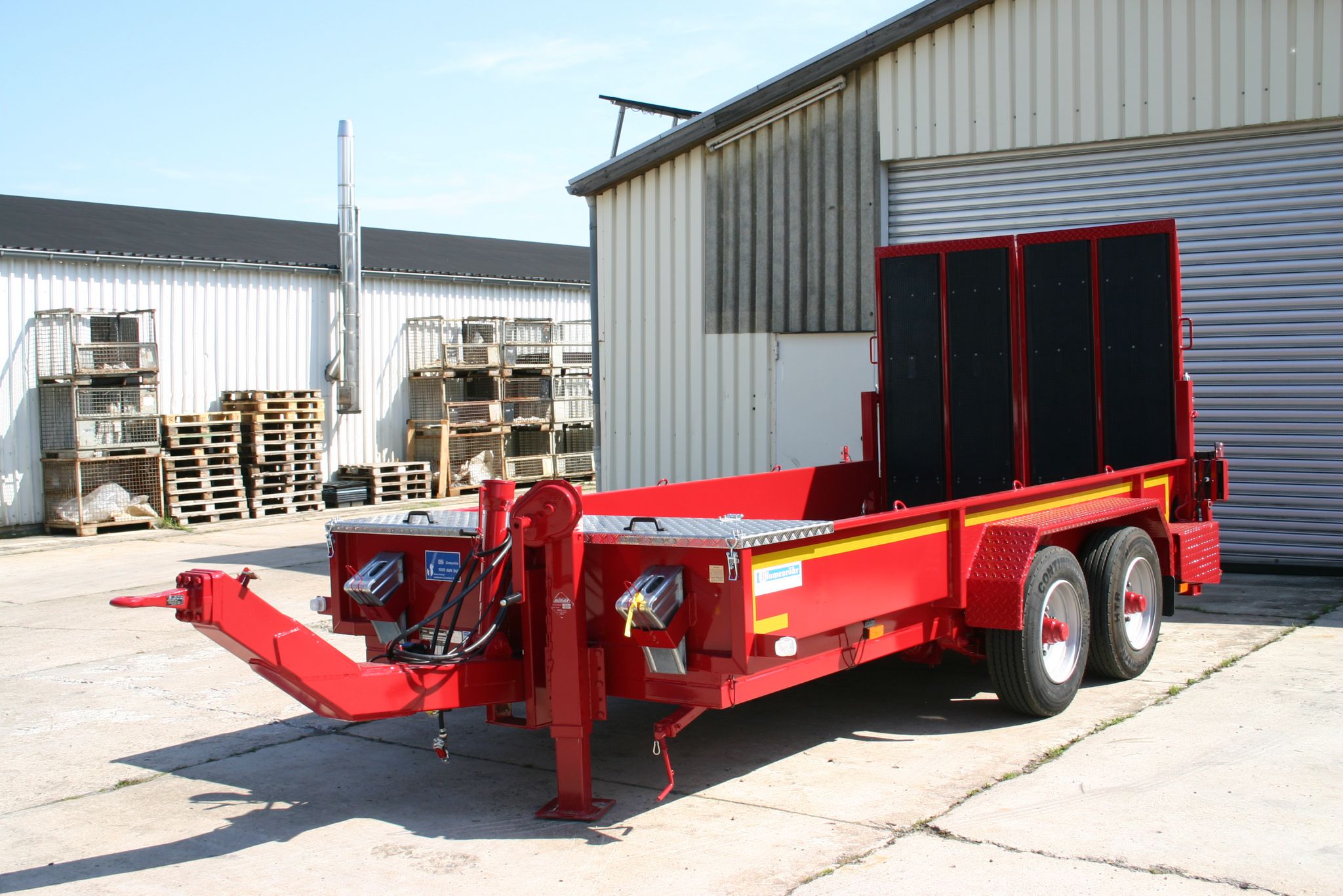 Maschinentransporter mit geschlossener Bordwand und Hege-Gummibelag ...